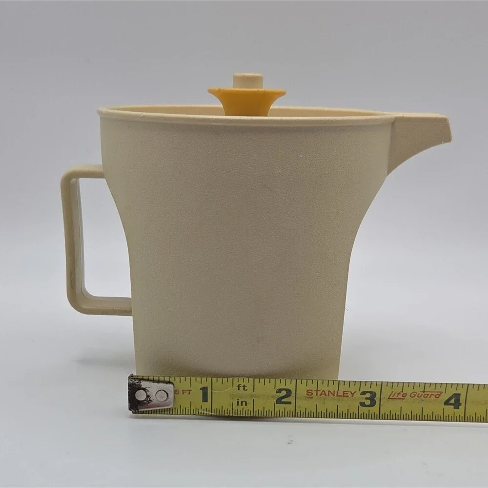 Tupperware 1414-1 Creamer With Button Seal Lid Harvest Gold Almond